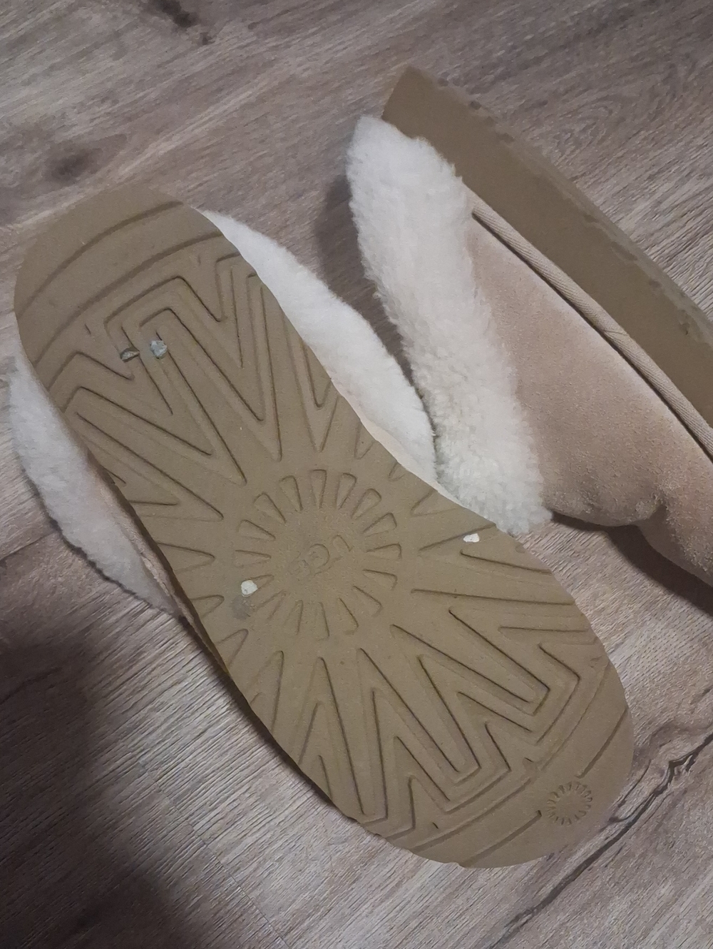 8.5 UGG Shearling Cuff Slip-On Slippers in Beige - Picture 6 of 7